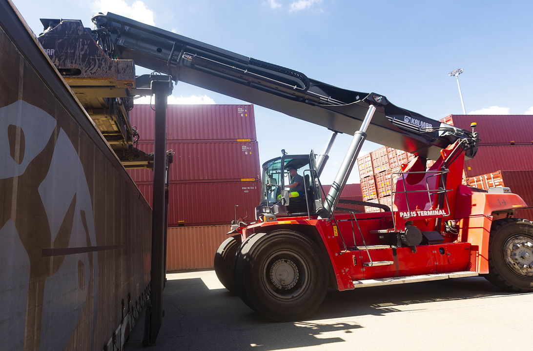 TRACTION PORTUAIRE3 Tracteurs portuaires et flotte de remorques 20 et 40 pieds PORT TRACTION3 Harbour tractors and trailer fleet 20 and 40 feet